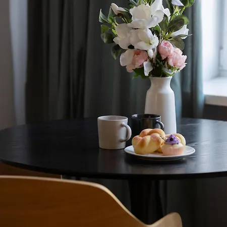 Comfortable Modern Orange Studio In By Renters Apartman Varsó