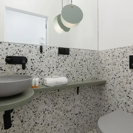 Comfortable Modern Orange Studio In By Renters Apartman *