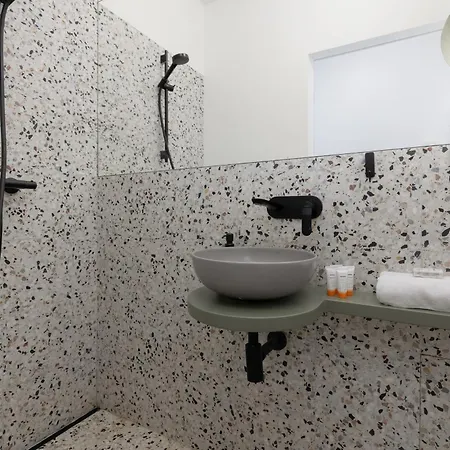 Comfortable Modern Orange Studio In By Renters * Varsó