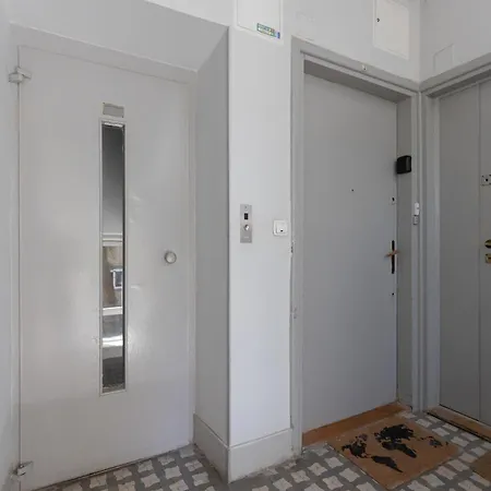 דירה Comfortable Modern Orange Studio In By Renters